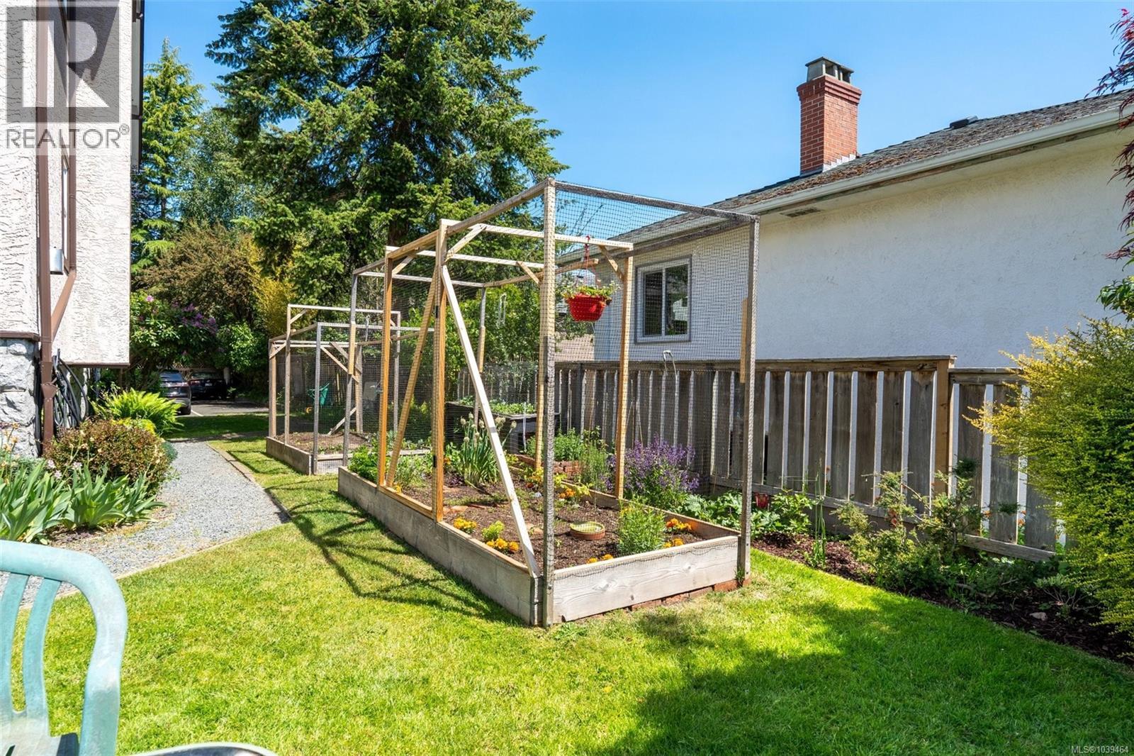 #202 1246 Fairfield Rd - 34