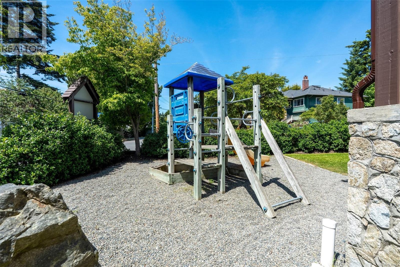#202 1246 Fairfield Rd - 32