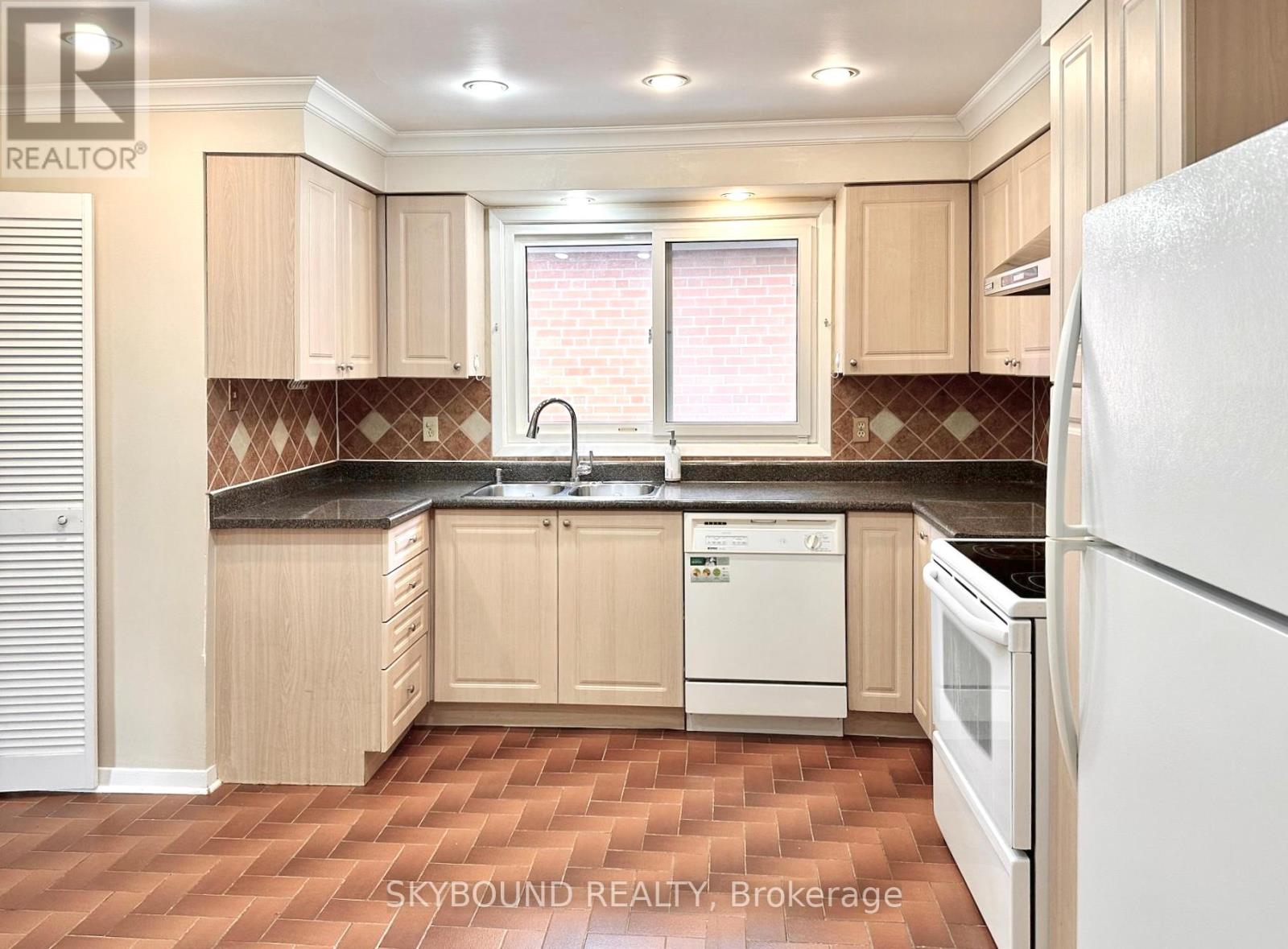 Eat-in Kitchen
