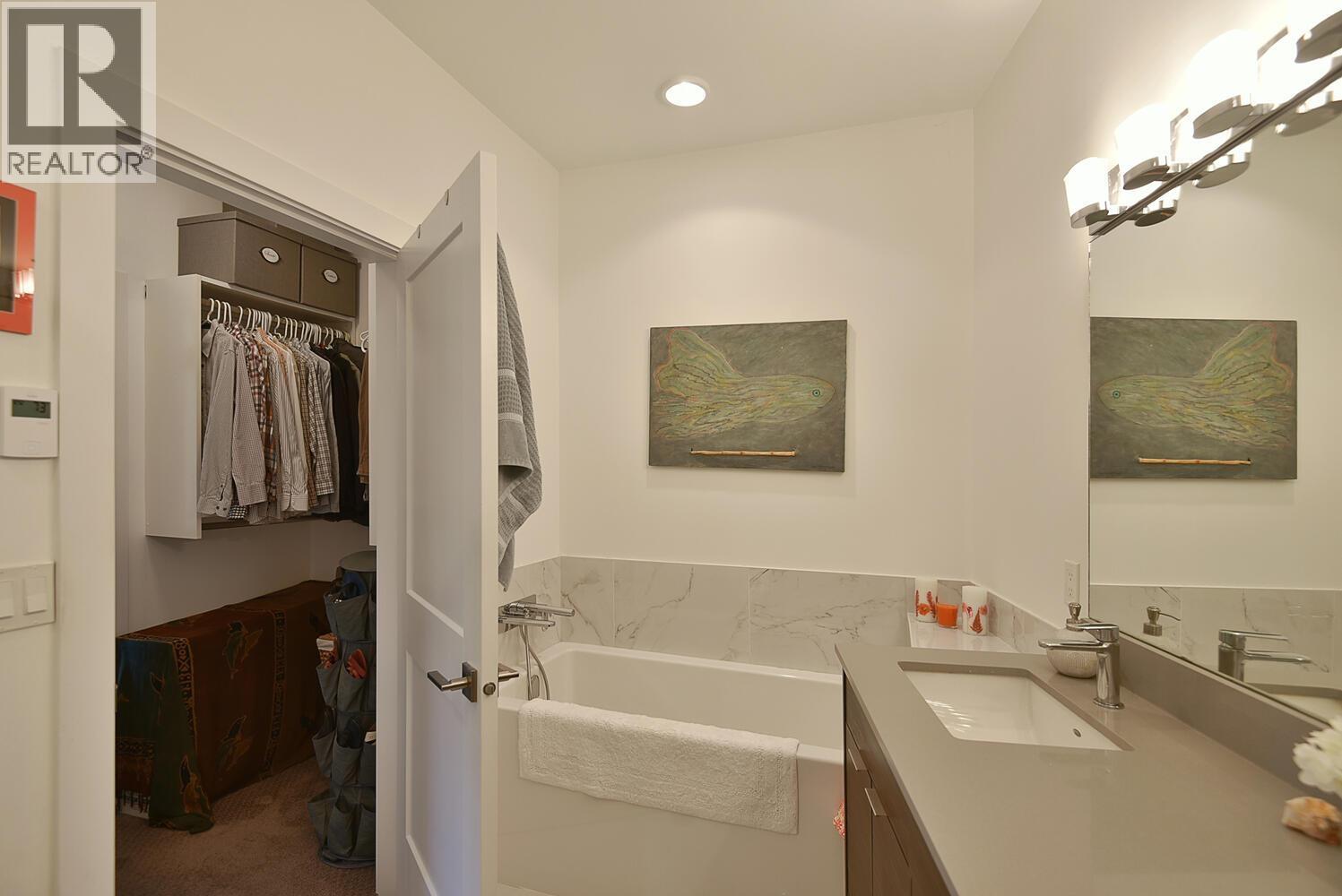 302 5780 MARINE WAY, Sechelt