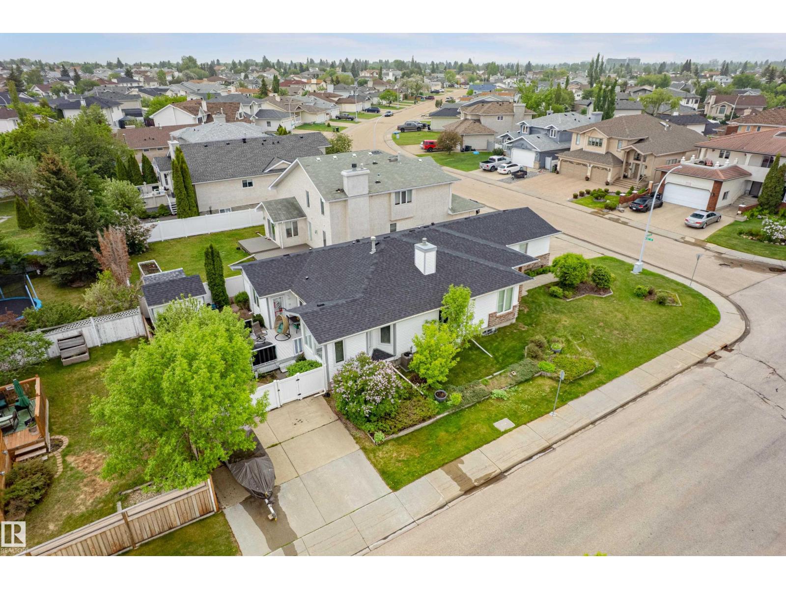 7020 157 AV NW - 4