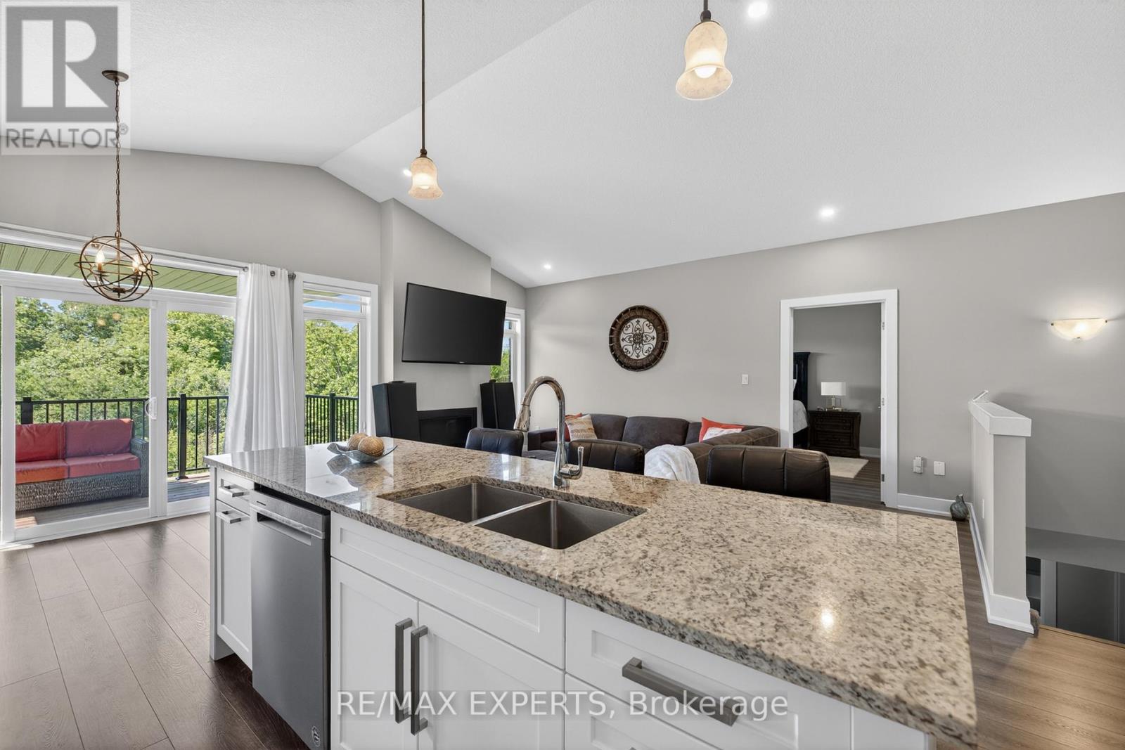 #21 10 MCPHERSON COURT - 12