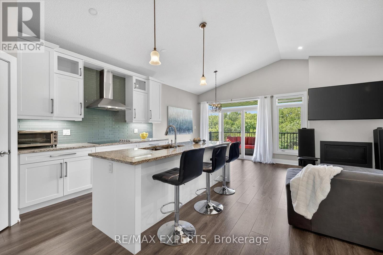 #21 10 MCPHERSON COURT - 16