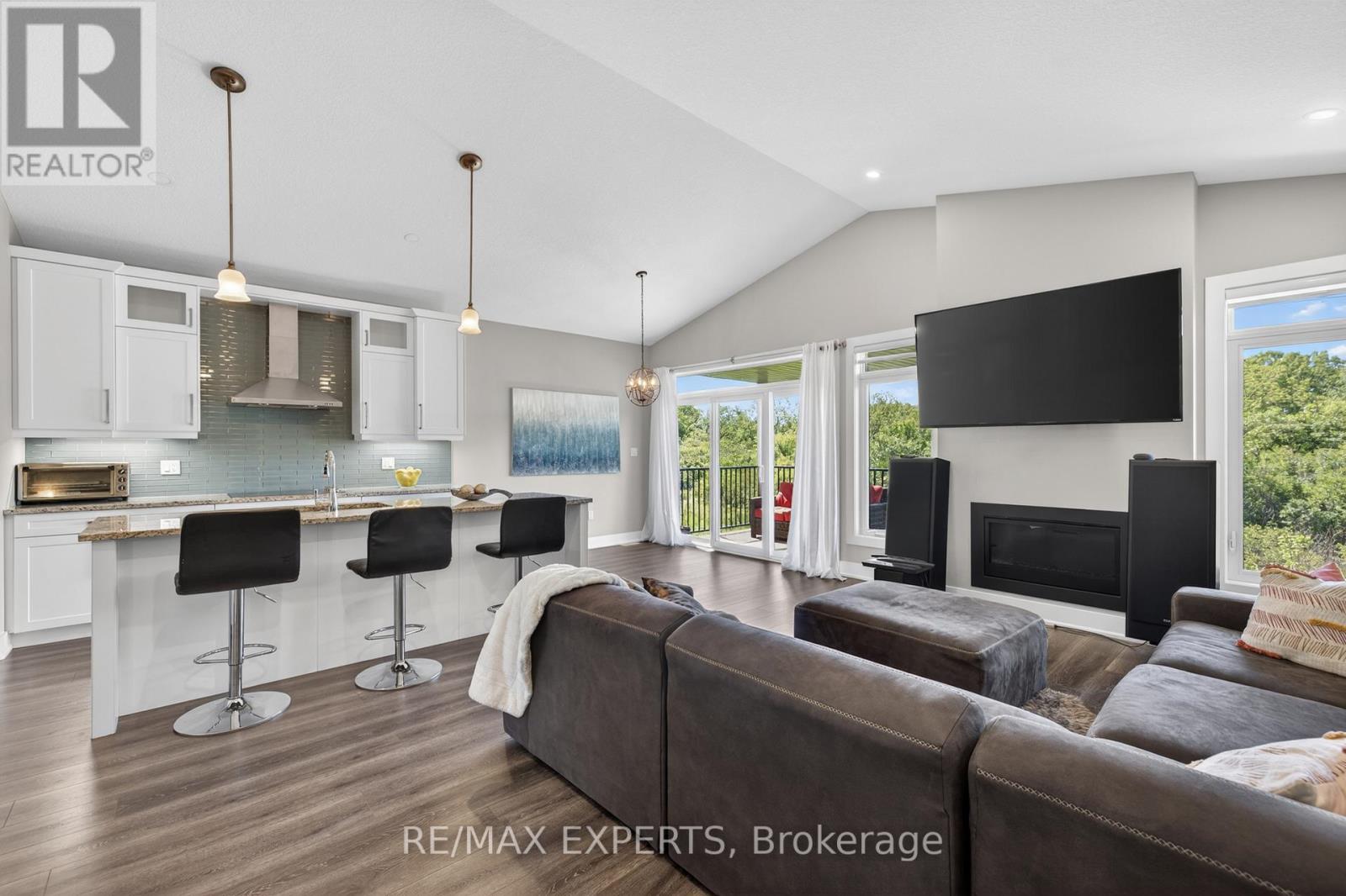 #21 10 MCPHERSON COURT - 17