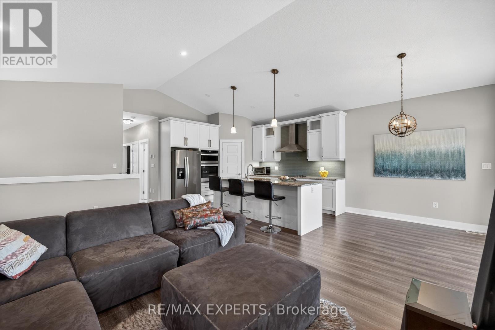 #21 10 MCPHERSON COURT - 19