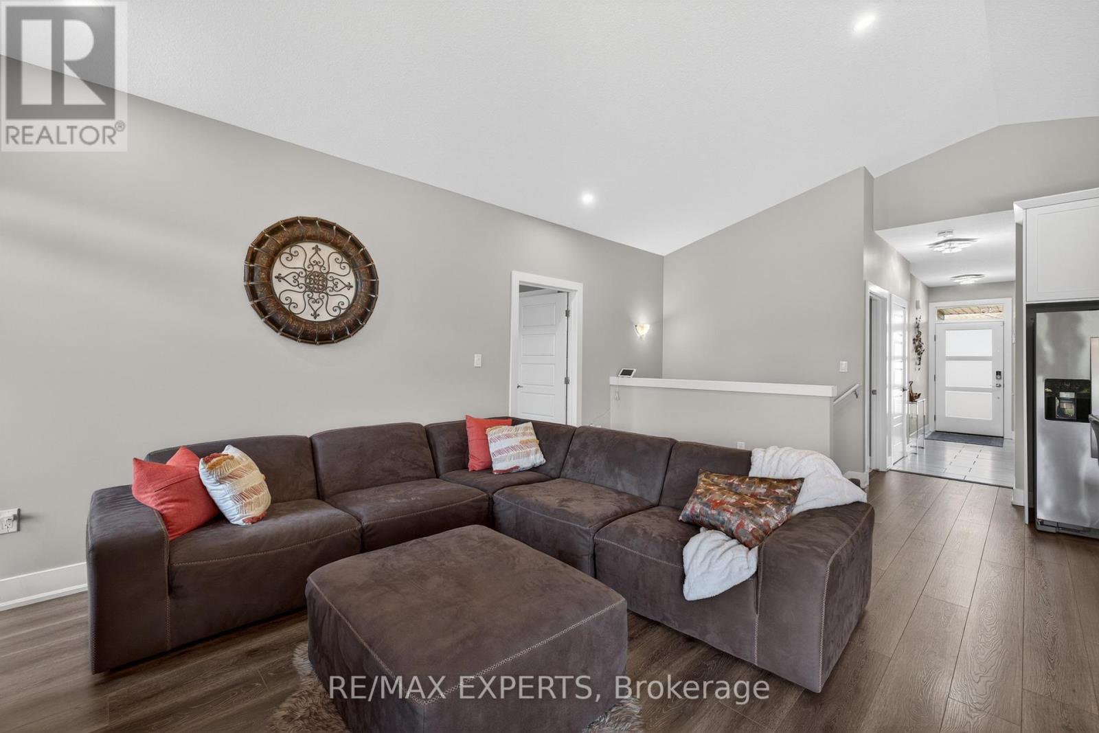#21 10 MCPHERSON COURT - 20