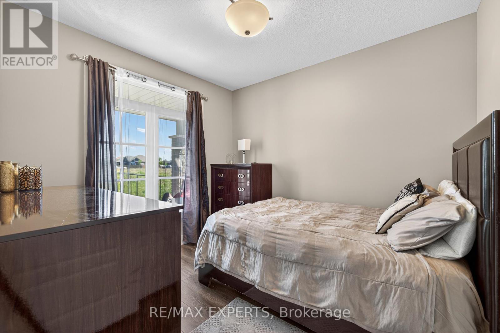 #21 10 MCPHERSON COURT - 27