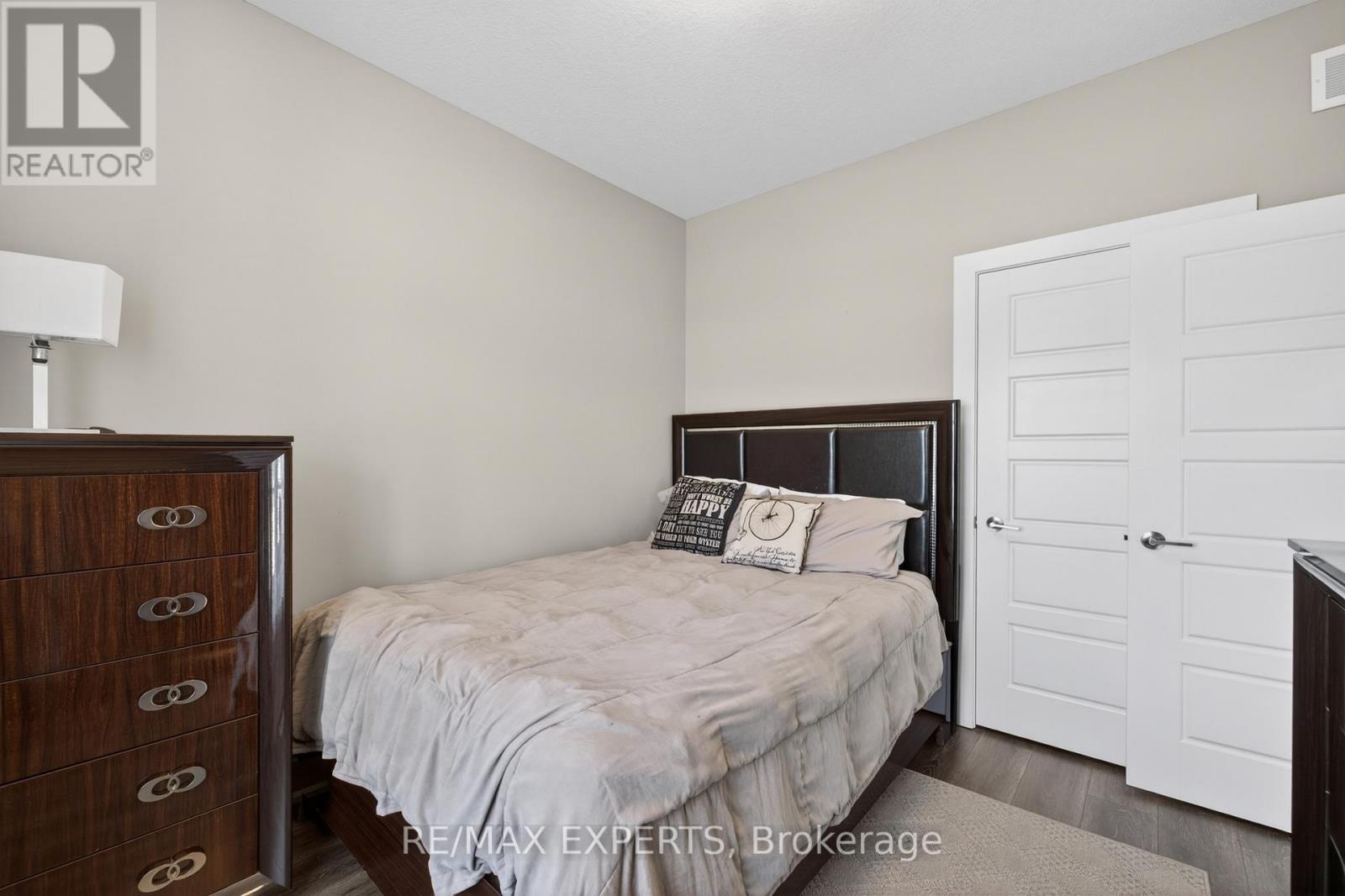 #21 10 MCPHERSON COURT - 28