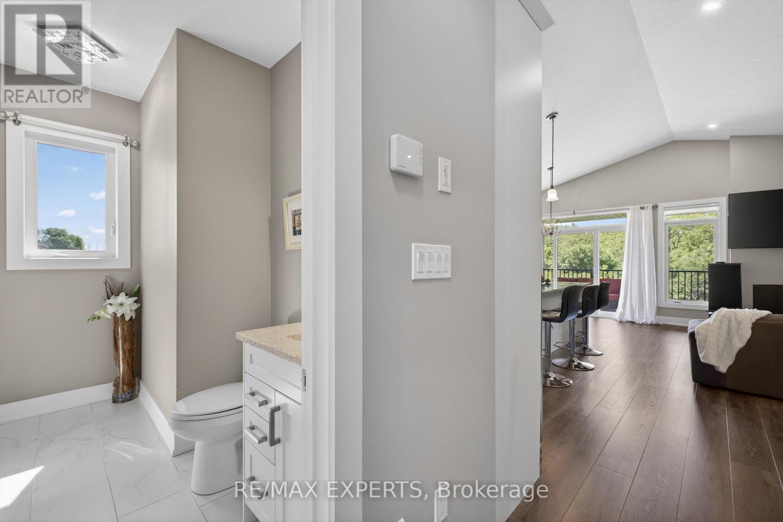 #21 10 MCPHERSON COURT - 30