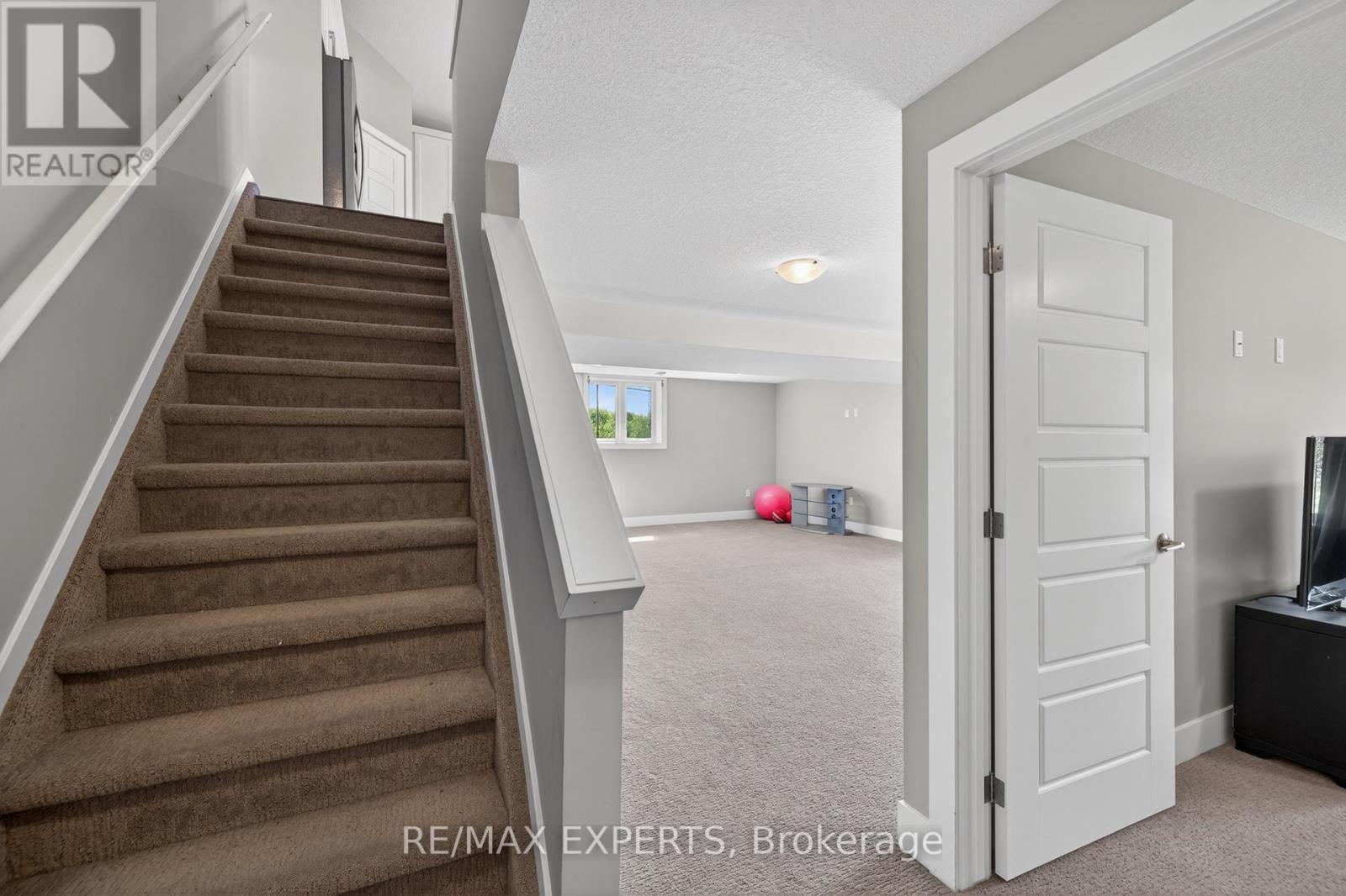 #21 10 MCPHERSON COURT - 32