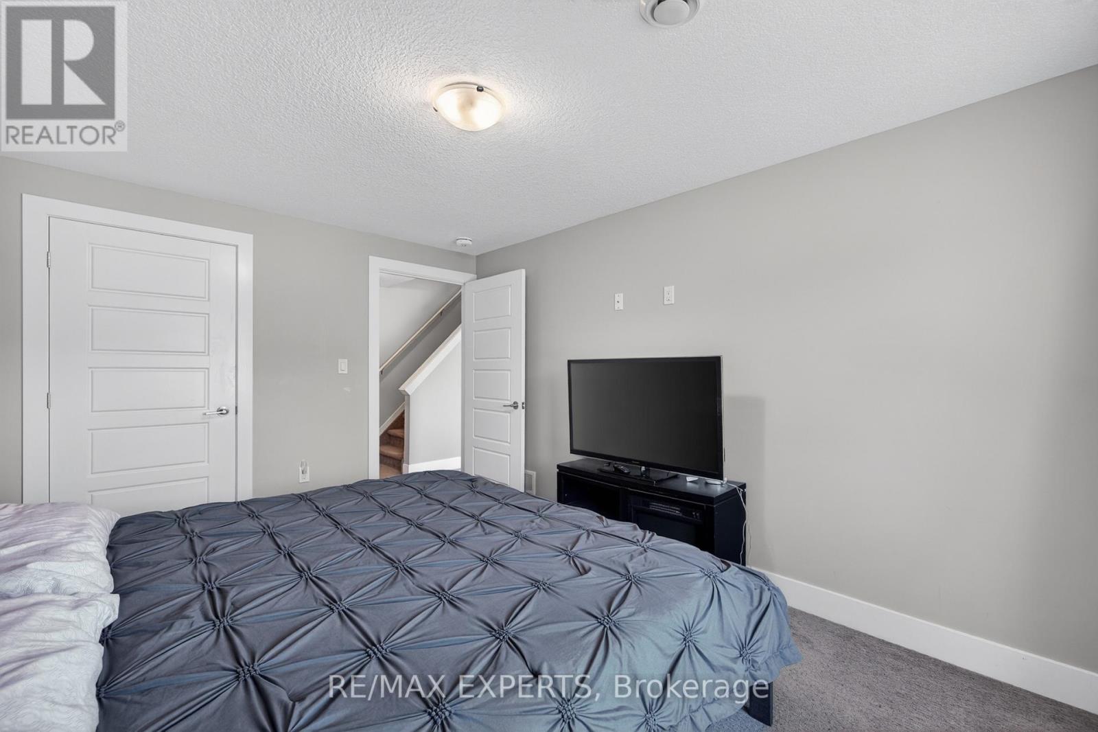 #21 10 MCPHERSON COURT - 33