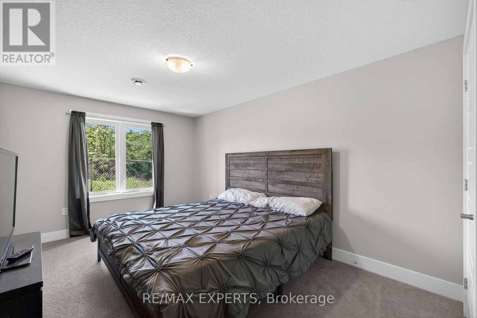 #21 10 MCPHERSON COURT - 34
