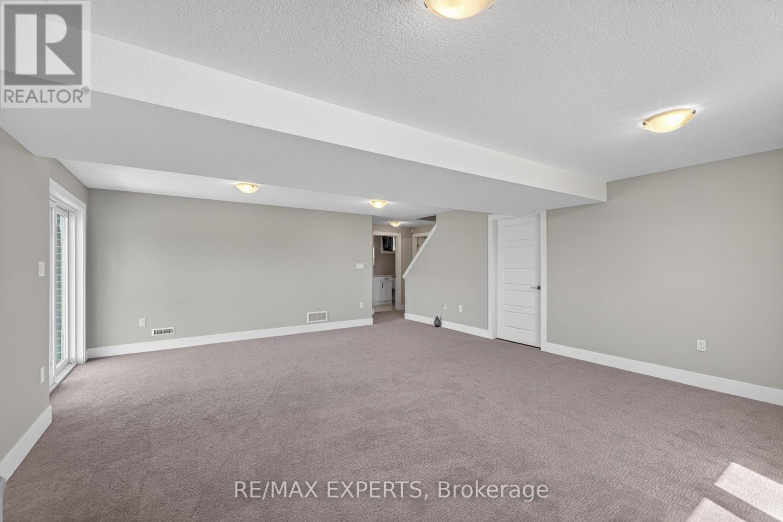 #21 10 MCPHERSON COURT - 37
