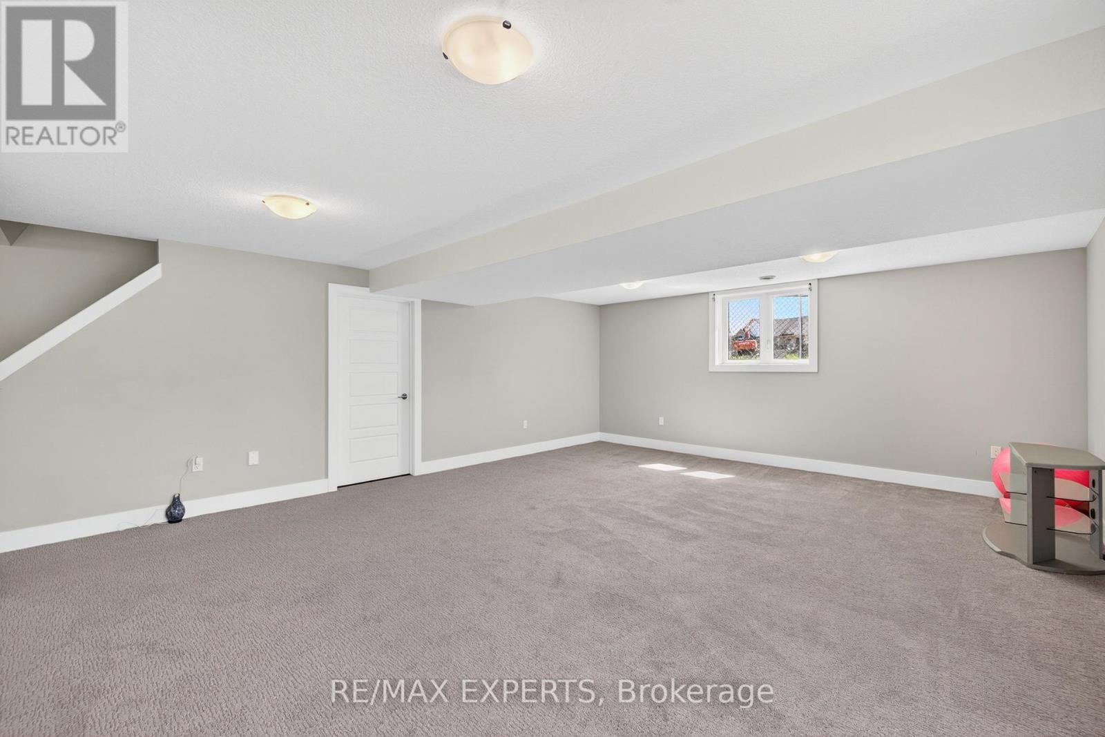 #21 10 MCPHERSON COURT - 41