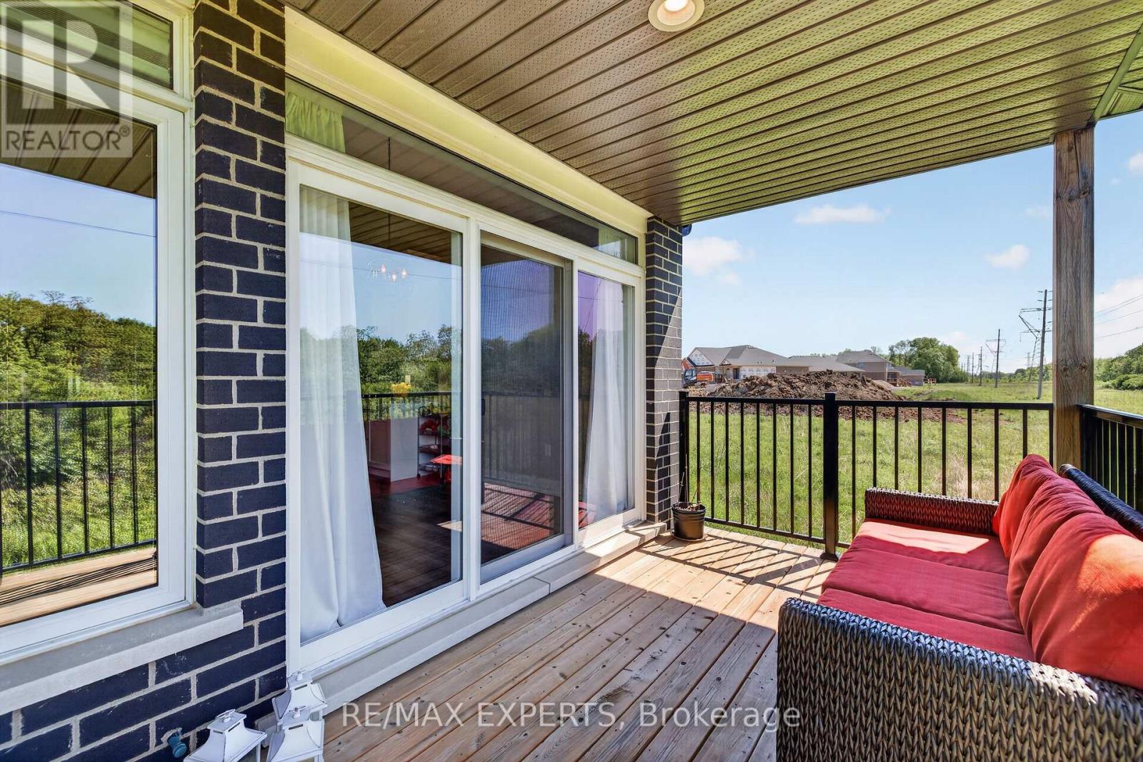 #21 10 MCPHERSON COURT - 44