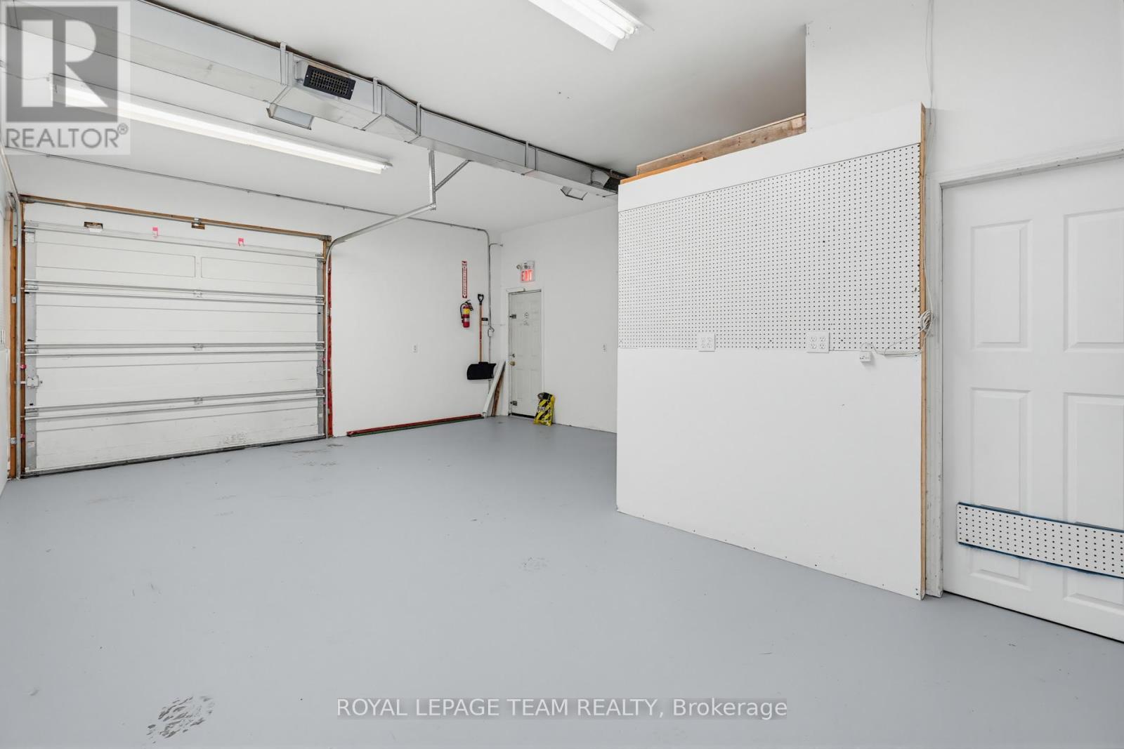 Studio for Rent in Ottawa – 2427 PETAWAWA BOULEVARD, Ottawa – By Peter Sagos - Image 2