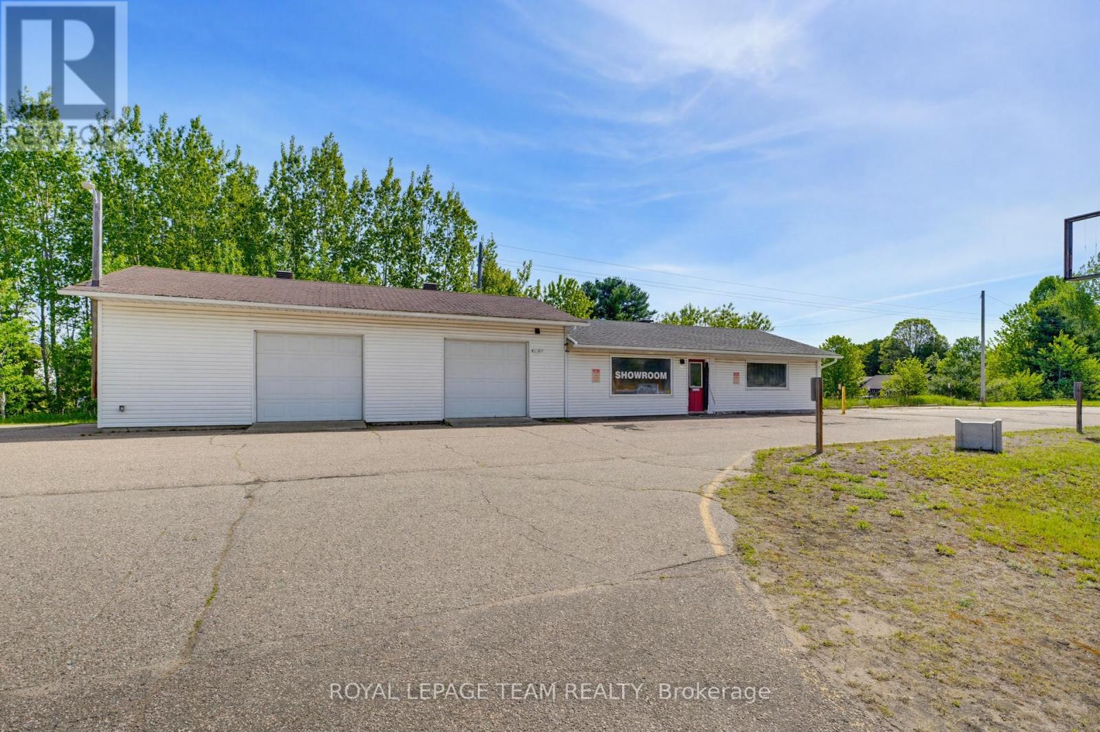 Studio for Rent in Ottawa – 2427 PETAWAWA BOULEVARD, Ottawa – By Peter Sagos - Image 4