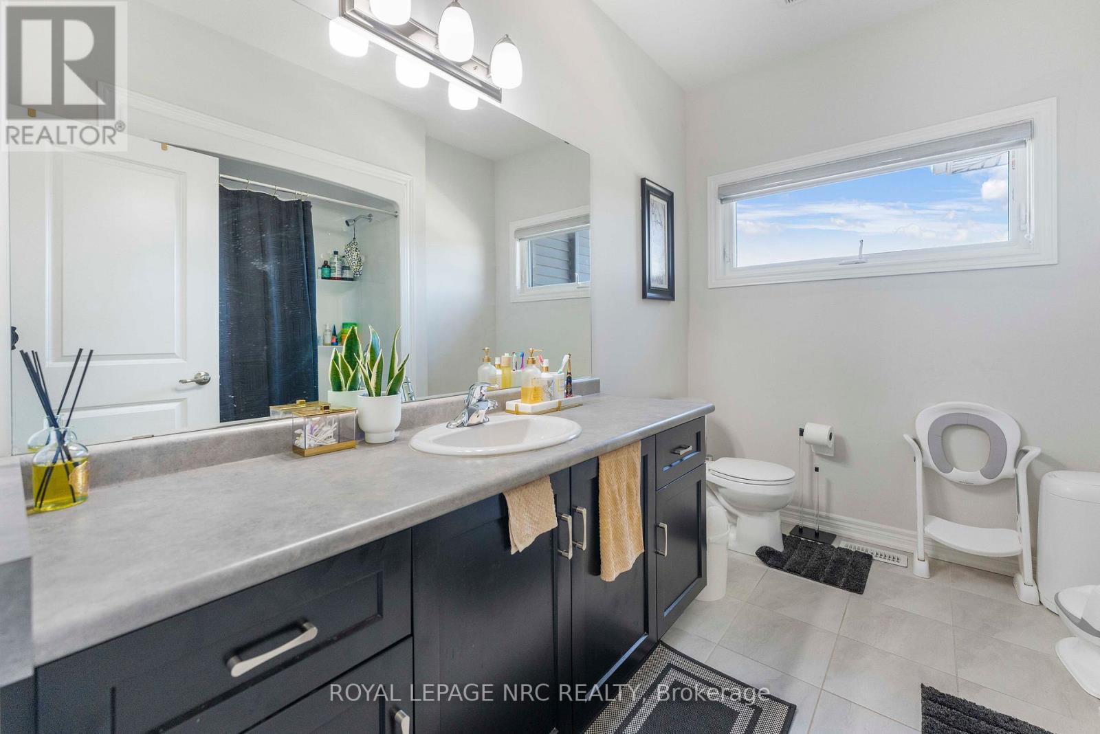 12 SWAN AVENUE - 34