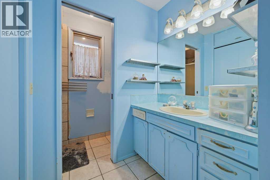 9824 19 Street SW - 23