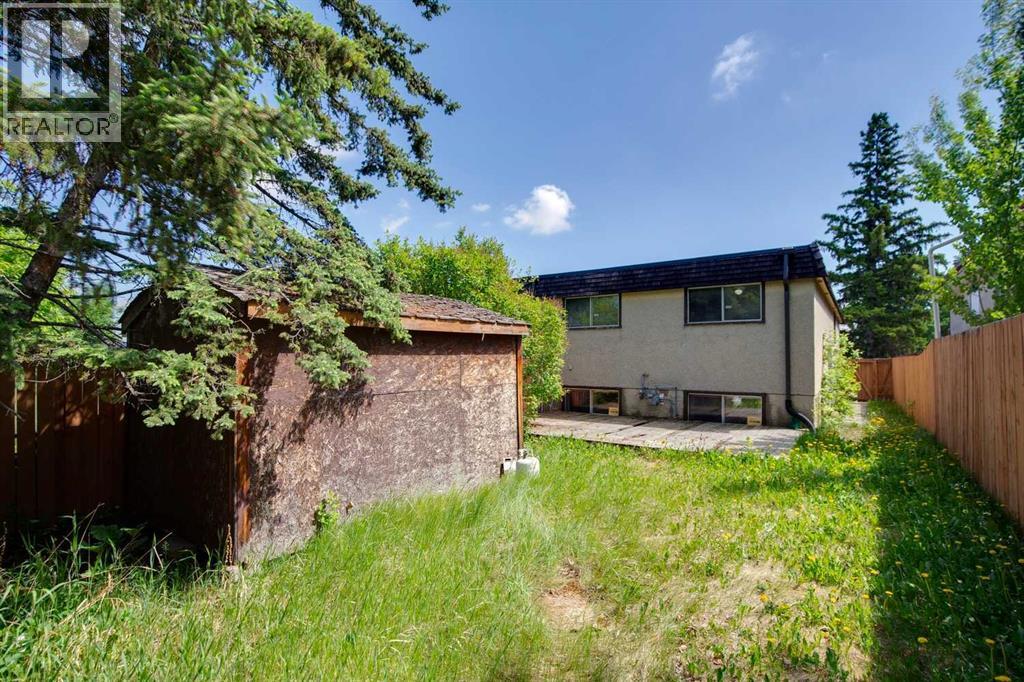 7833 Hunterquay Road NW - 17