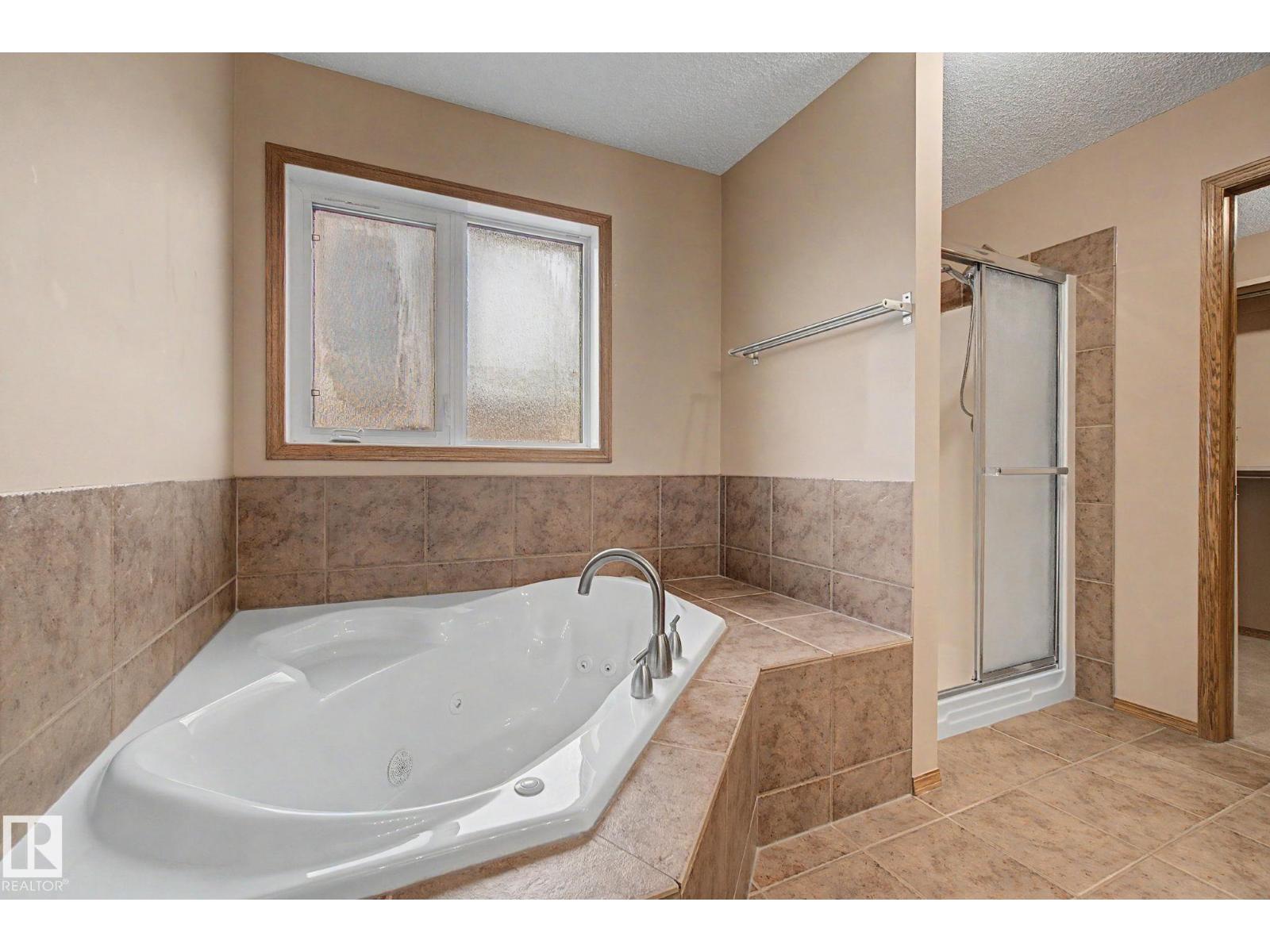 20703 90 AV NW - 32