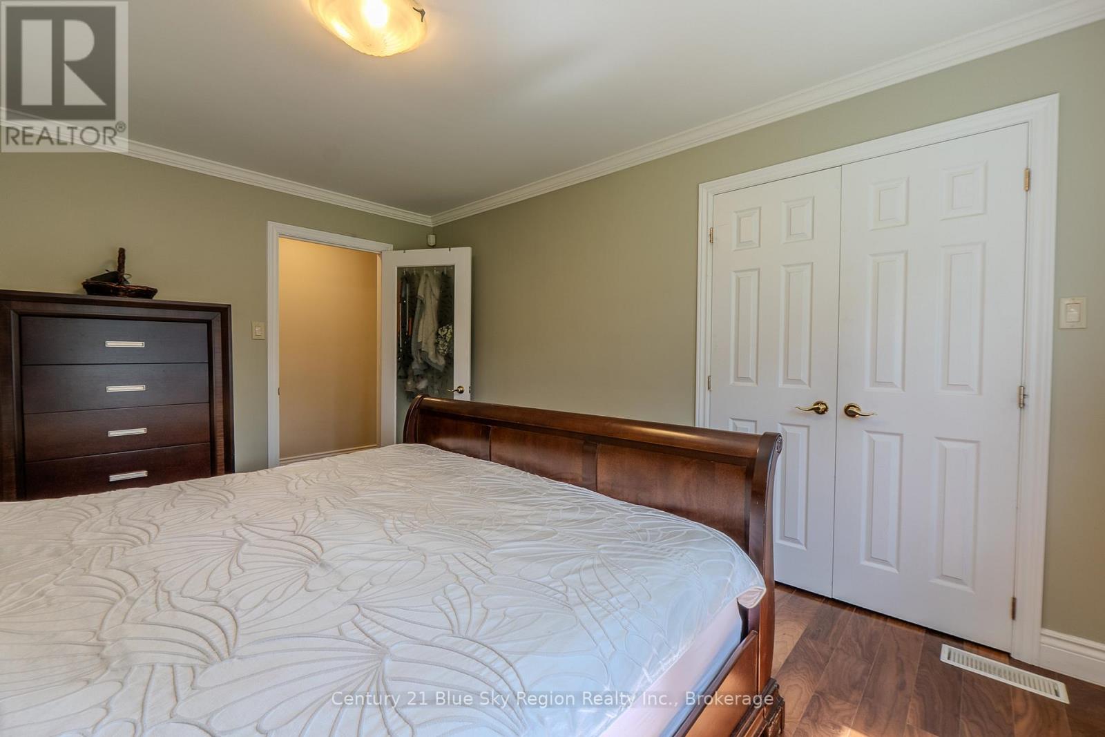 353 MACPHERSON DRIVE - 34