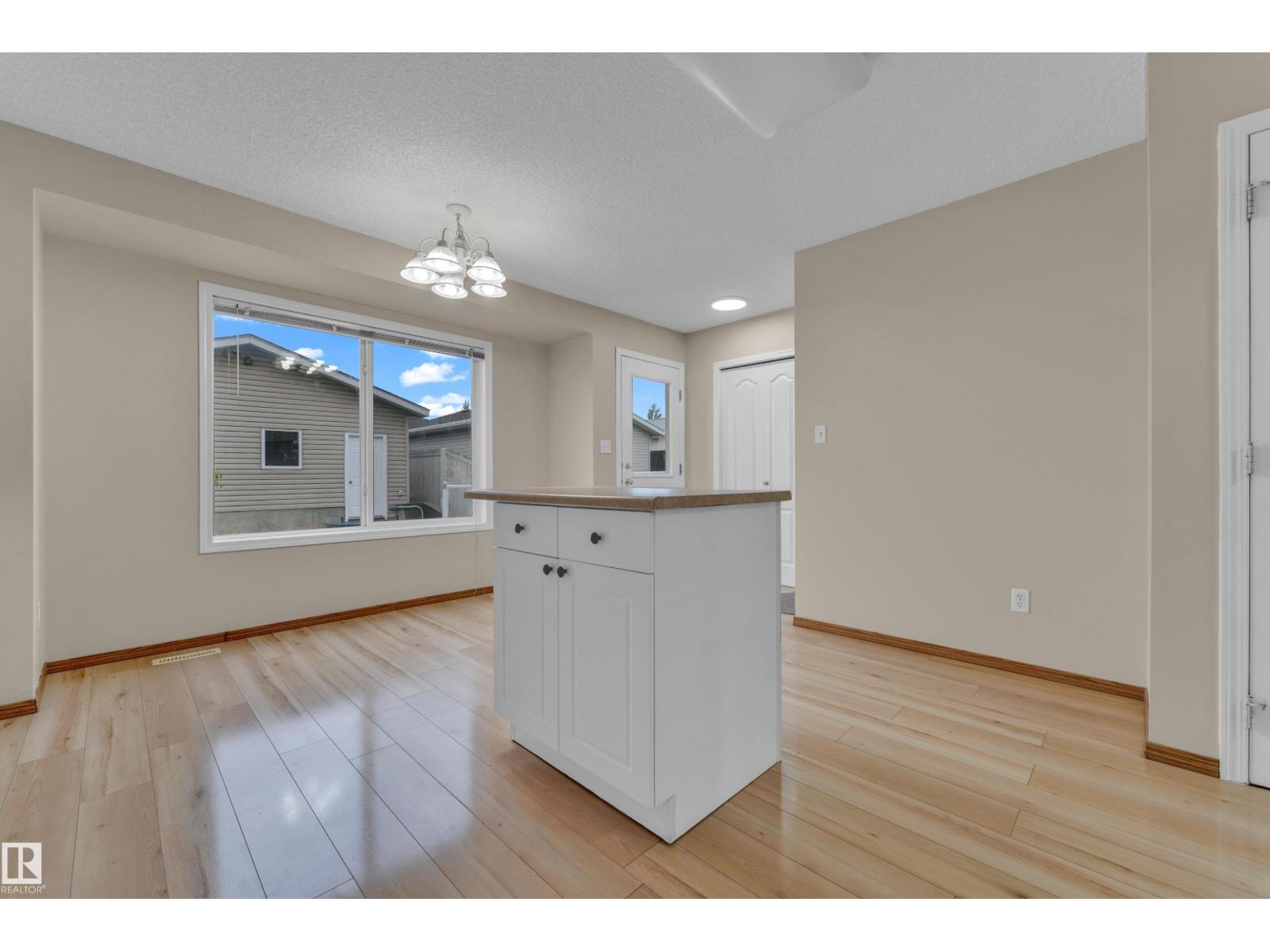 3134 30 AV NW NW - 5