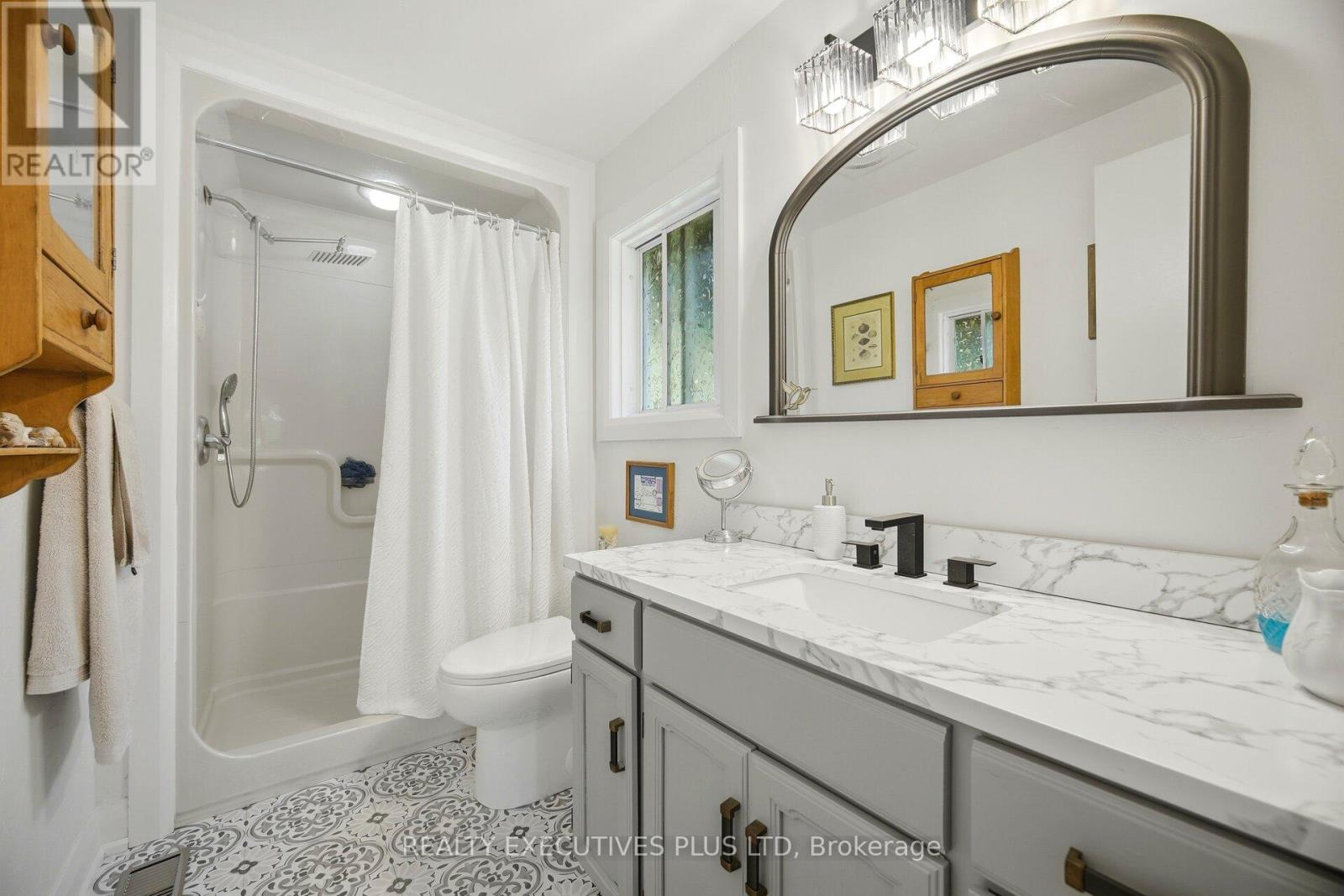 3 PINEVIEW COURT - 24