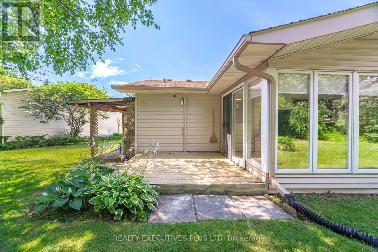 3 PINEVIEW COURT - 30