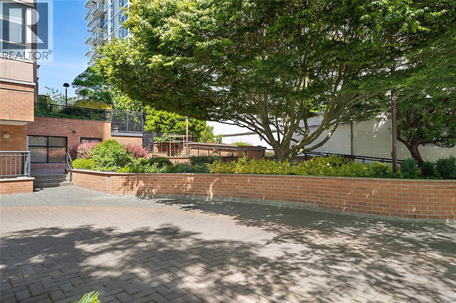 #402 930 YATES St - 32