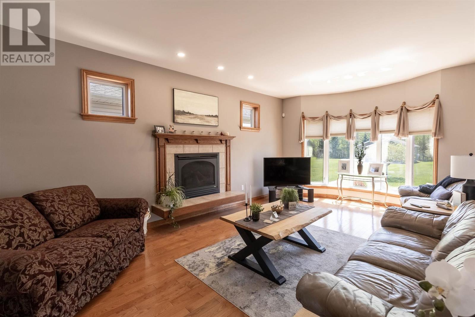 53 Laura ST - 12