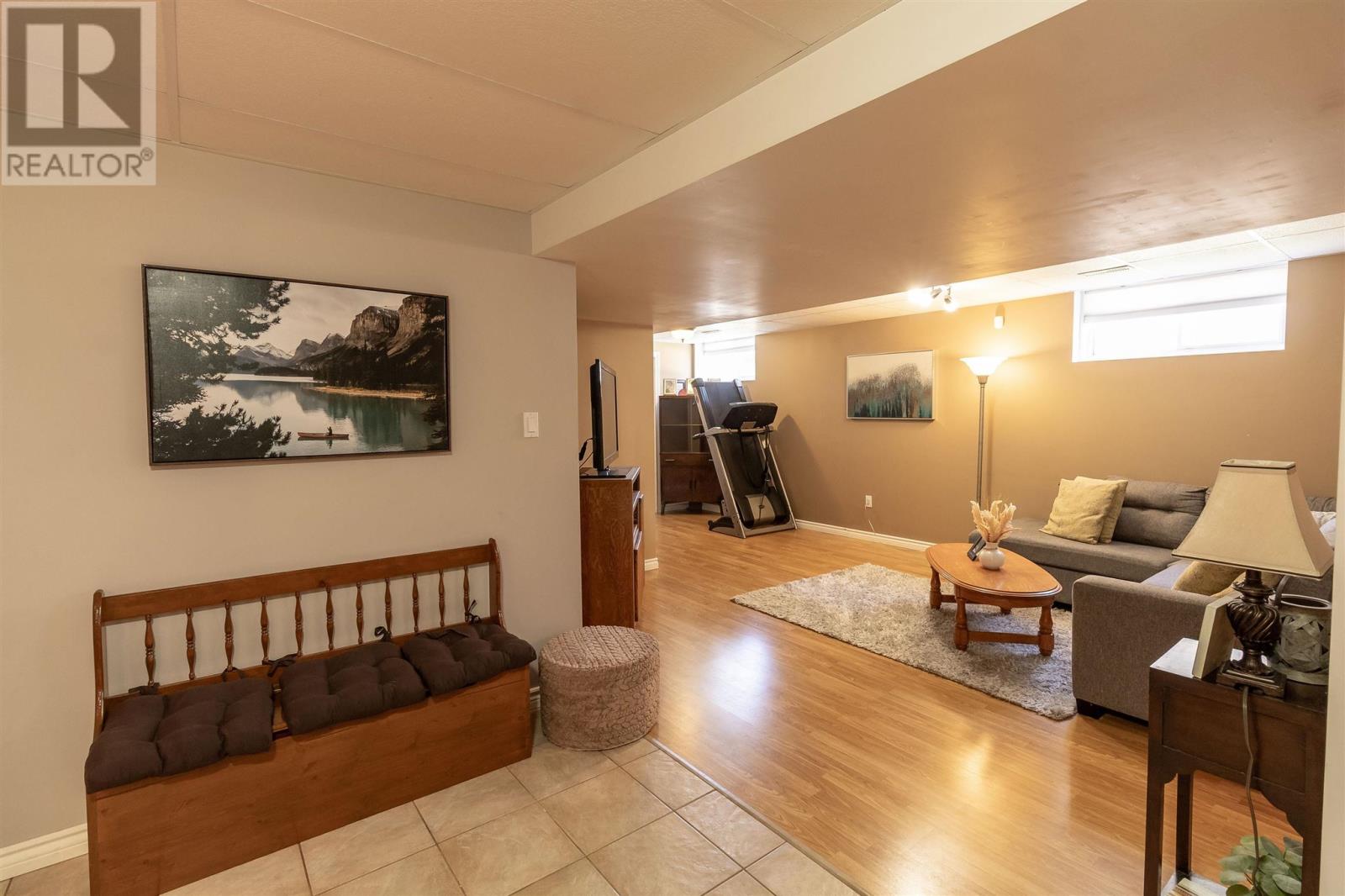 53 Laura ST - 28