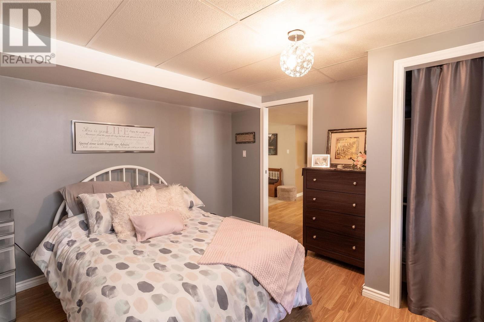 53 Laura ST - 33