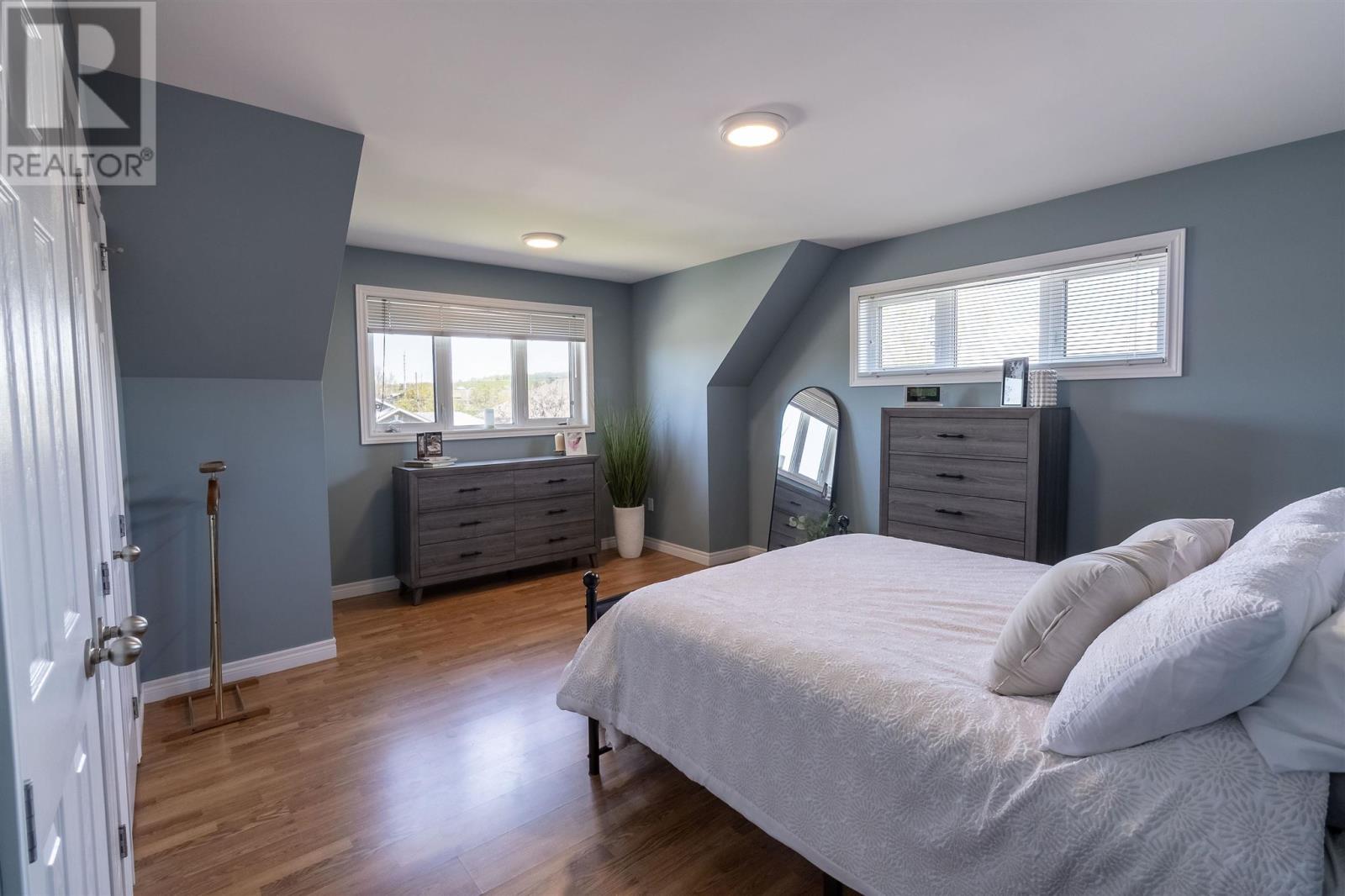 53 Laura ST - 18