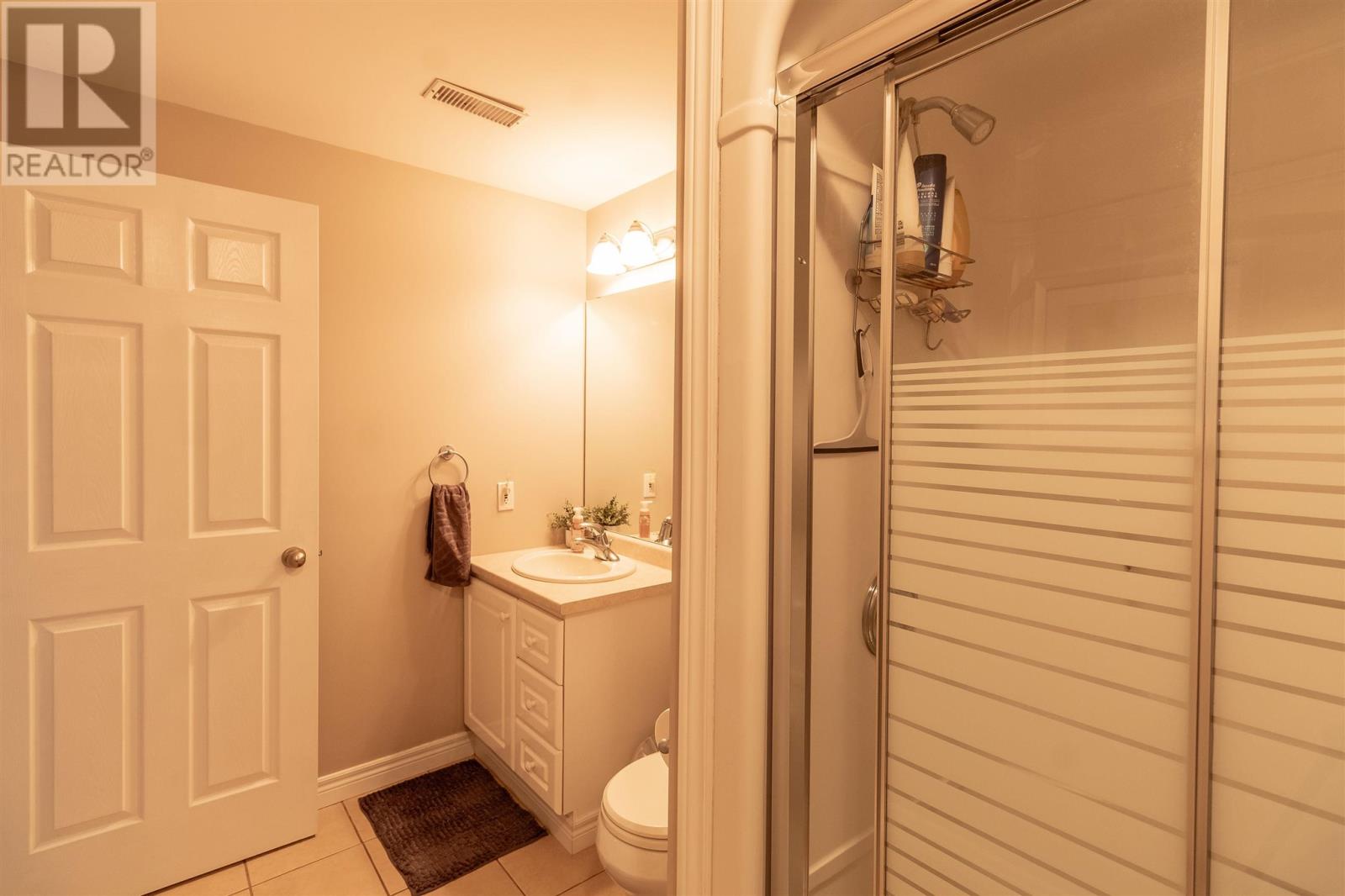 53 Laura ST - 32