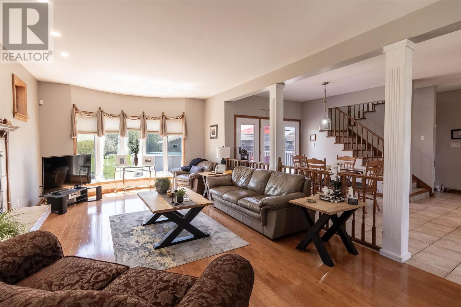53 Laura ST - 10