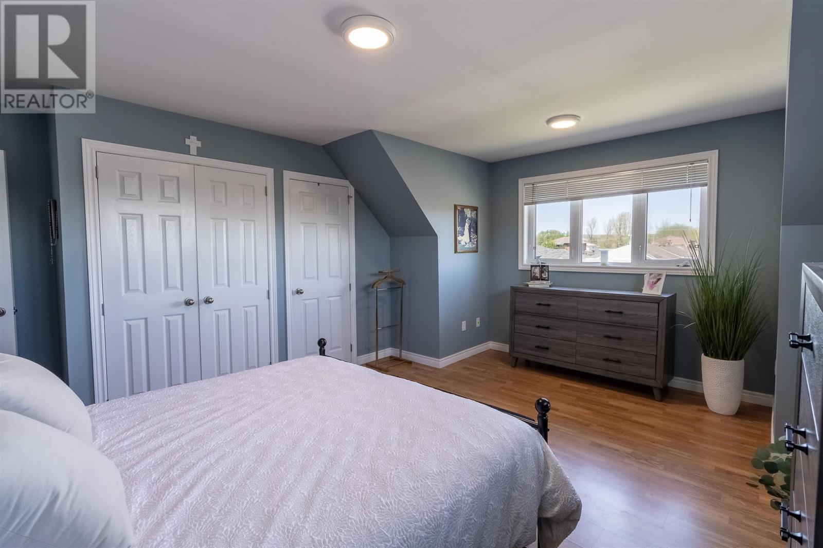 53 Laura ST - 19