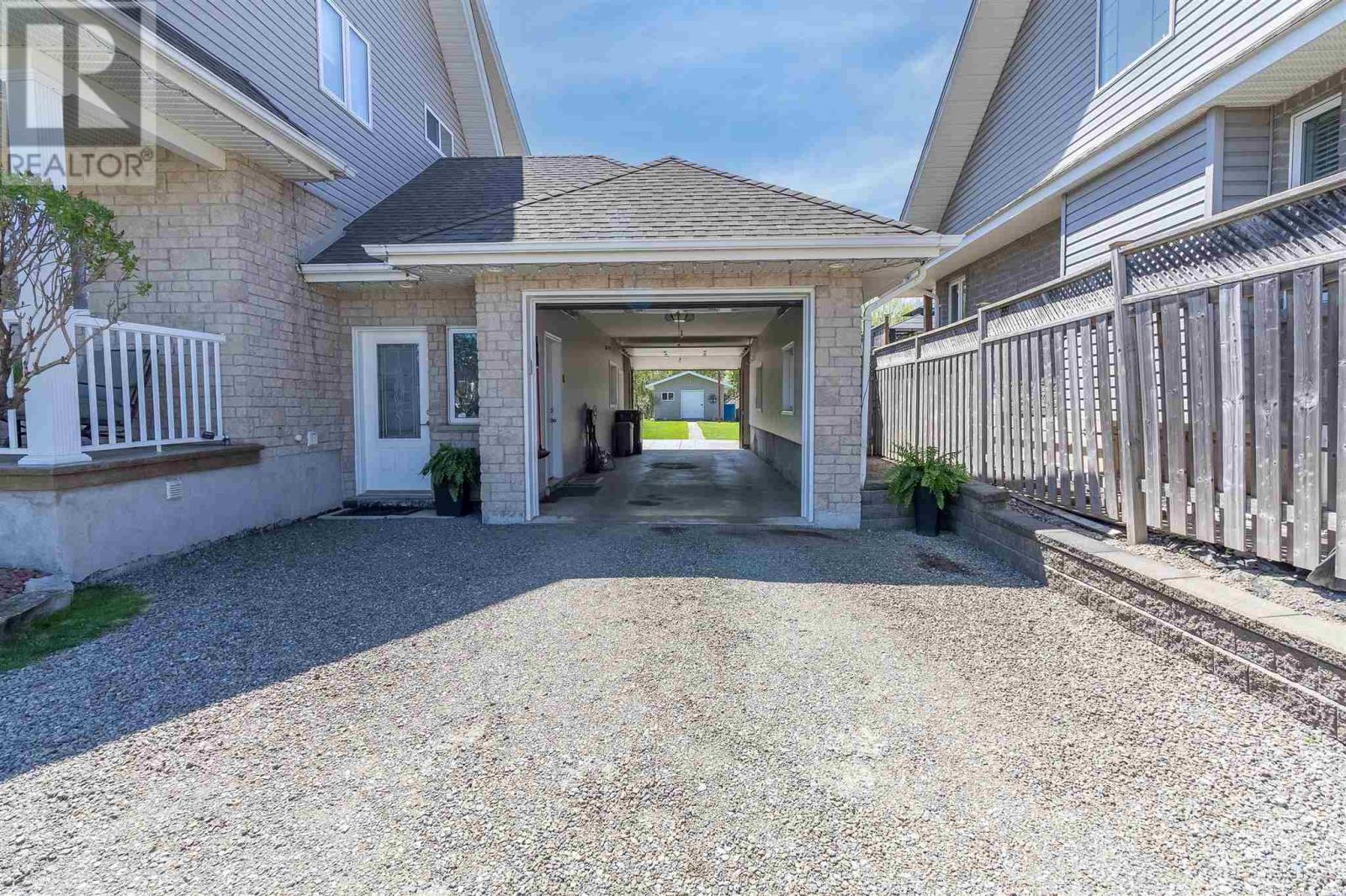 53 Laura ST - 36