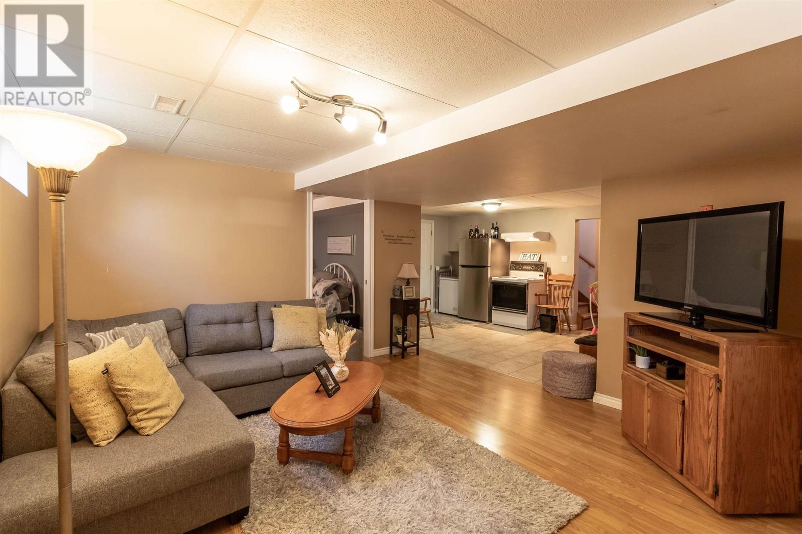 53 Laura ST - 27