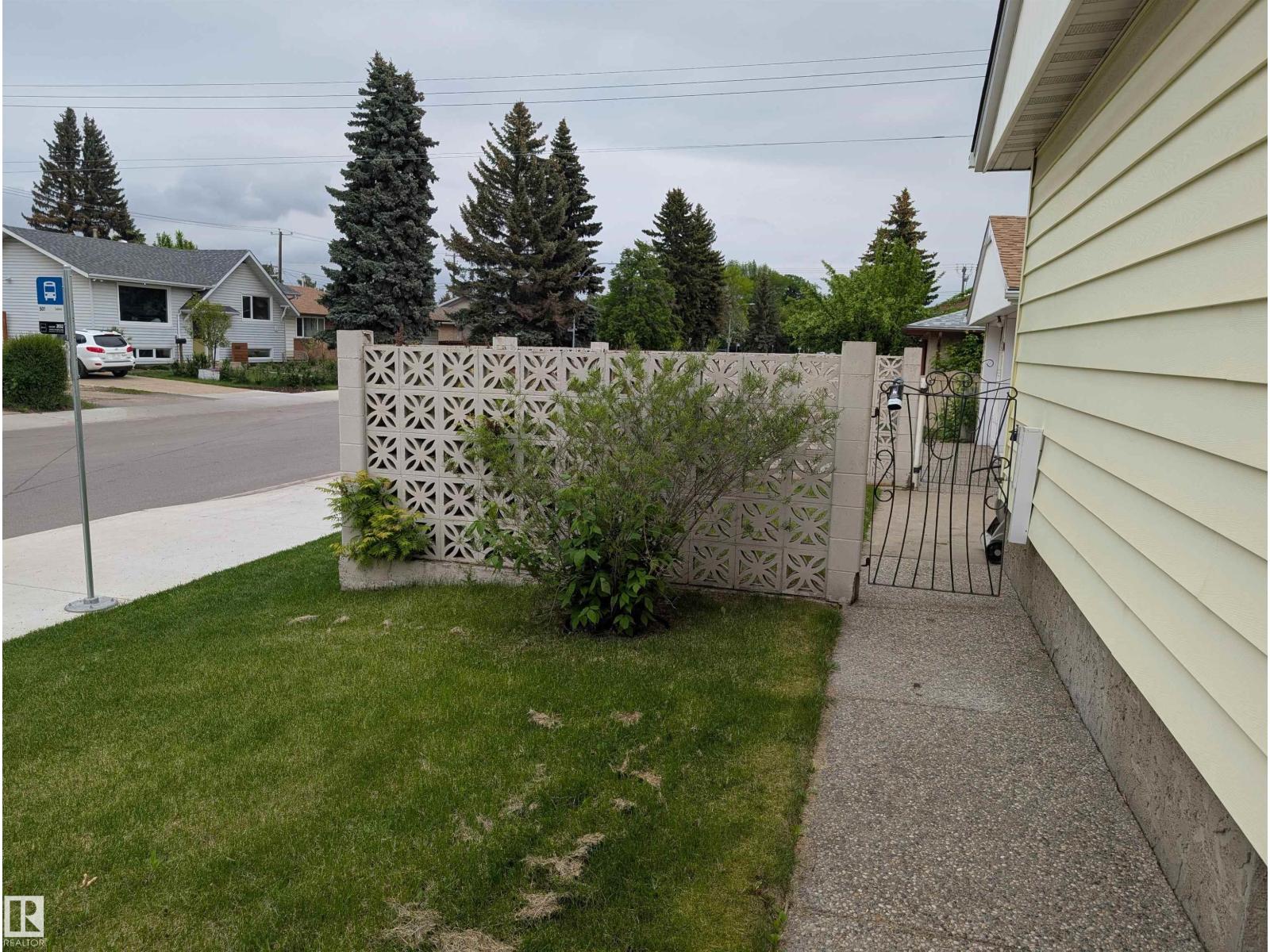 9443 75 ST NW - 18
