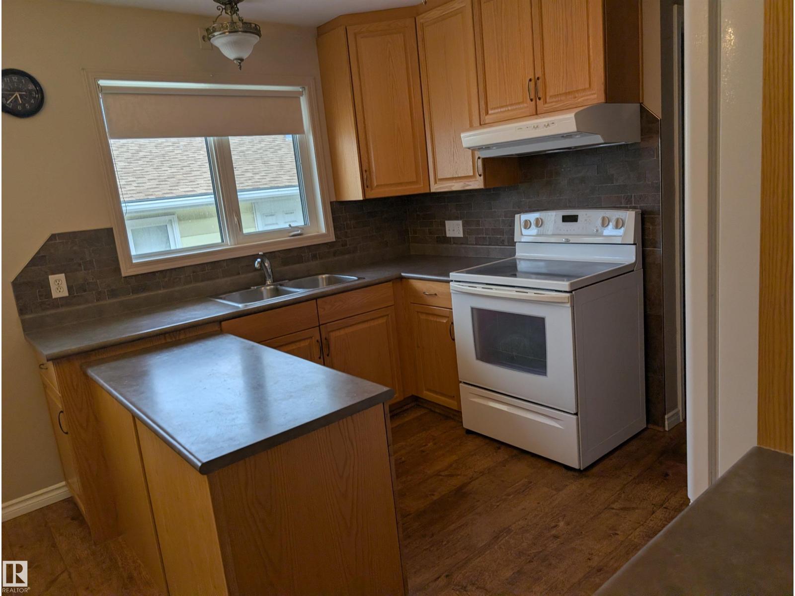 9443 75 ST NW - 7