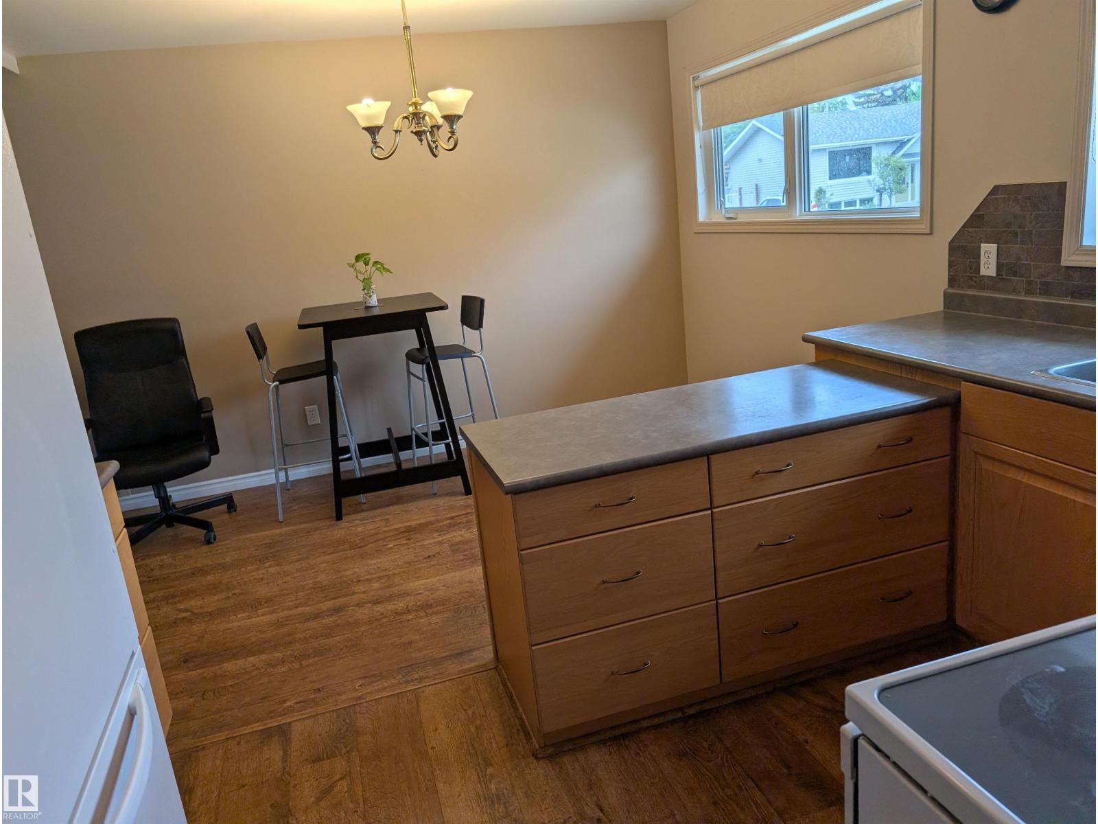 9443 75 ST NW - 8