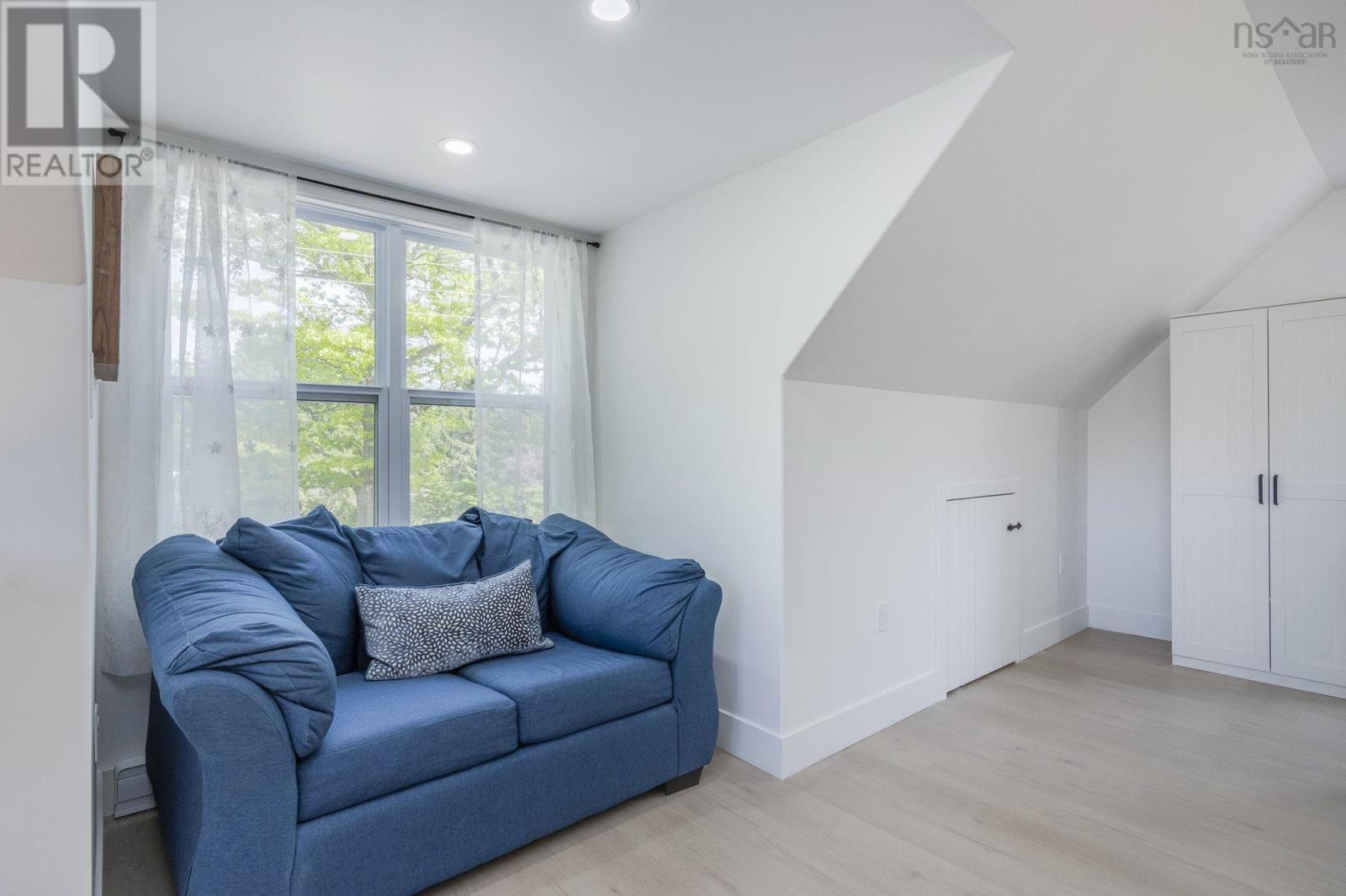 Property 24 of 25 of 887 CAMBRIDGE Road