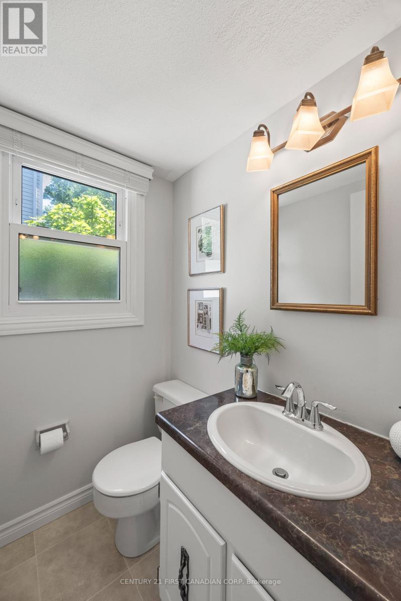 923 FARNHAM ROAD - 19