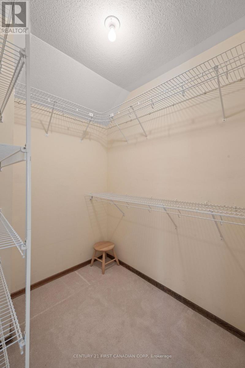 923 FARNHAM ROAD - 32