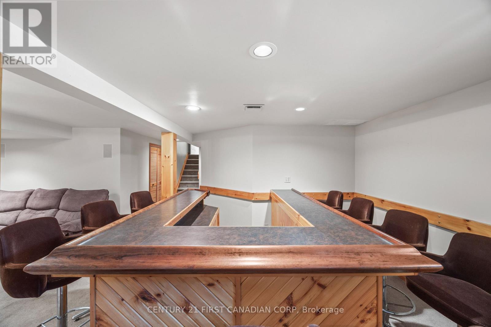 923 FARNHAM ROAD - 34