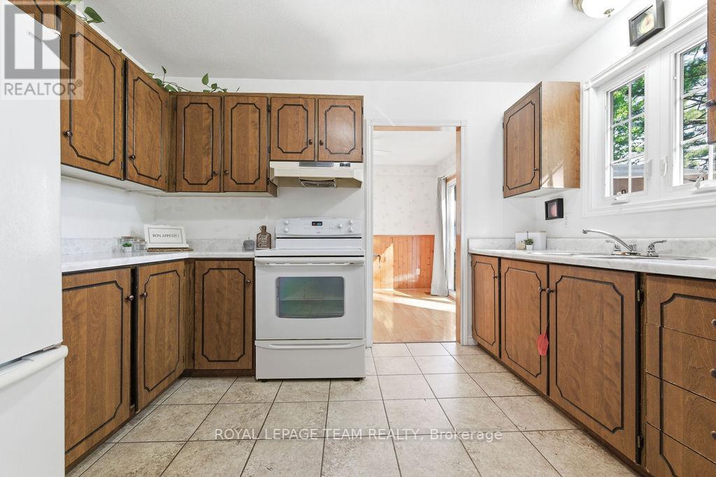 7 SIMMONS DRIVE - 16