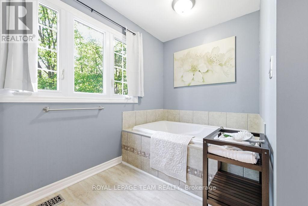 7 SIMMONS DRIVE - 20