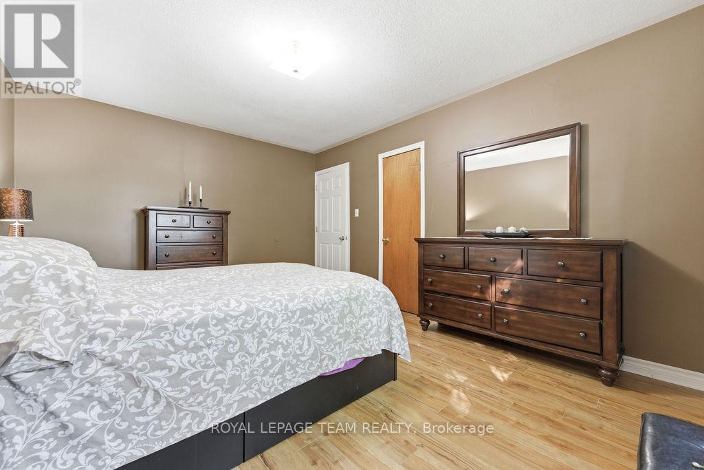 7 SIMMONS DRIVE - 23