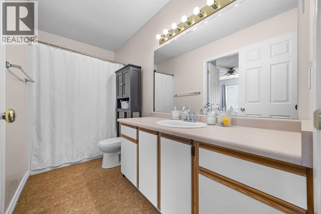 #UNIT E 4008 24 Avenue - 21